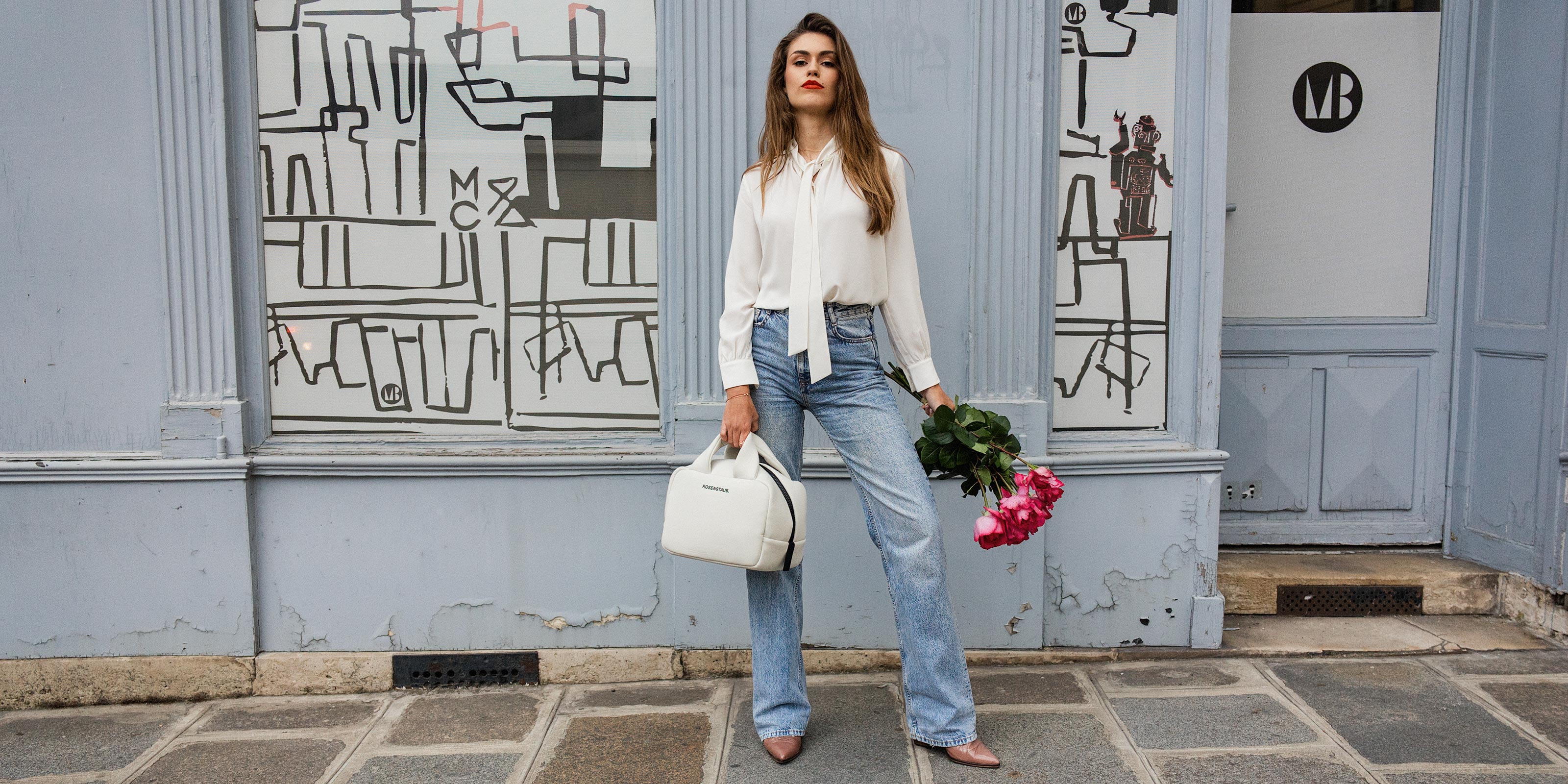 Model showcasing the Bauletto Yulex Ivory white natural rubber bag by Rosenstaub, an ethical premium brand from Germany