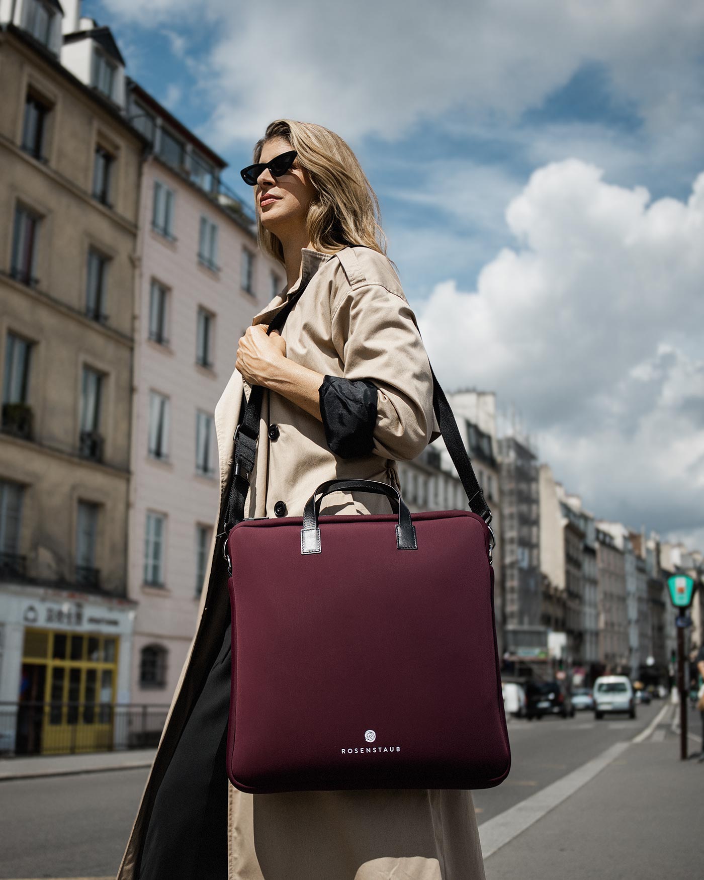 Model wearing the burgundy Shopper Anka by Rosenstaub in Paris